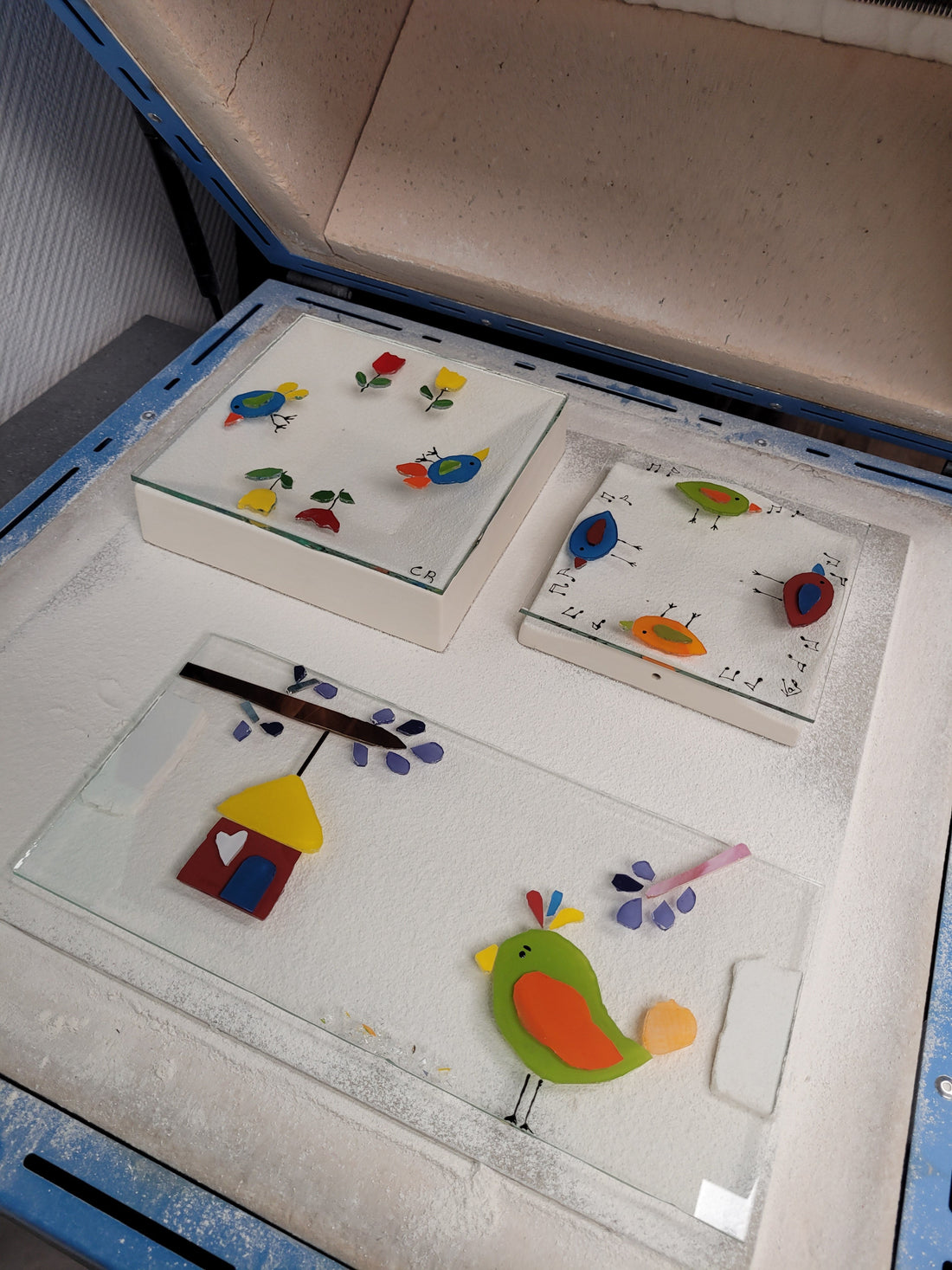 Atelier fusing Esprit Verre, création en verre composée puis fusionnée au four